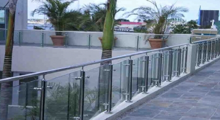 Thi công kính cường lực ngoài trời